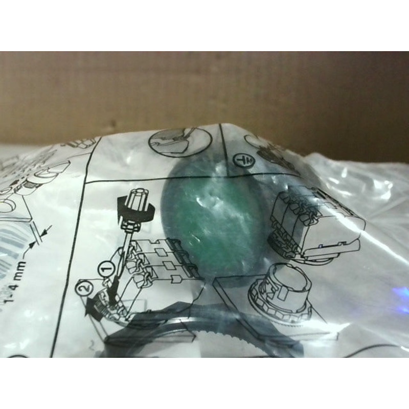 Allen Bradley 800FP-LF3 Illuminated Green Push Button SerA Factory Sealed