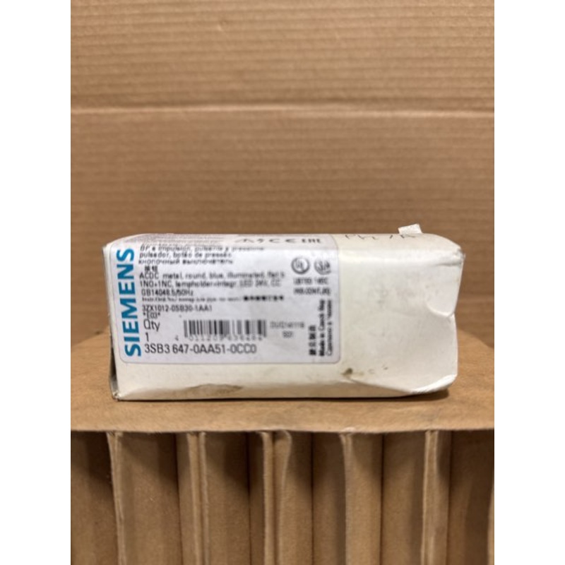 Siemens 3SB3647-0AA51-0CC0 Illuminated Blue Pushbutton