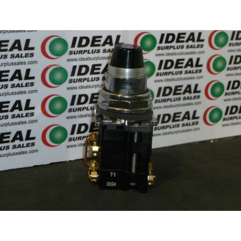 Cutler Hammer 10250T37NG Green Illuminated PresTest Pushbutton 120VAC