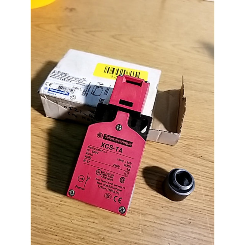 Telemecanique XCS-TA893 Safety Interlock Switch 10A 120Vac 3 NC