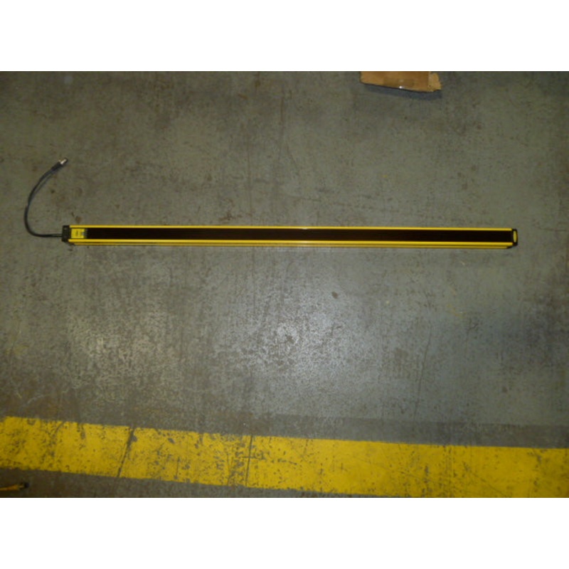 Banner SLSCE14-900P8 EZ-Screen 14/30 Series Light Curtain Transmitter